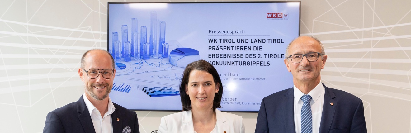 WK-Präsidentin Barbara Thaler mit Landeshauptmann Anton Mattle (r.) und Wirtschaftslandesrat Mario Gerber (l.). 