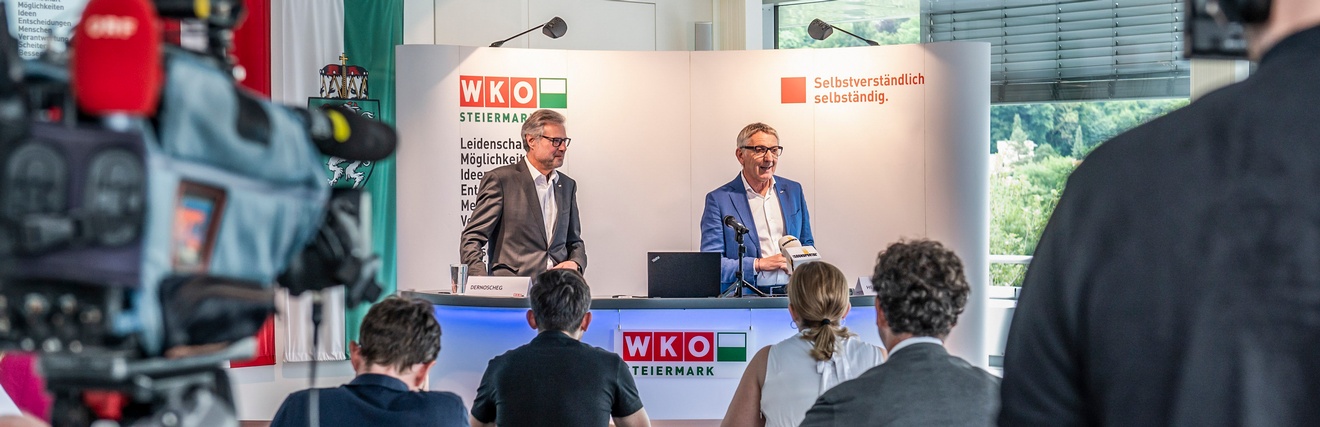 WKO Steiermark Präsident Josef Herk und Direktor Karl-Heinz Dernoscheg vor Medienvertretern