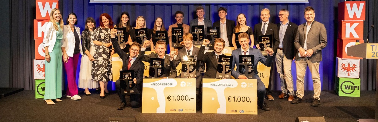 Die TINIP 2024 - der Tiroler-Nachwuchs-Ingenieur-Preis. Die TINIP-Sieger gemeinsam mit allen Kategorie-Gewinner:innen und Ehrengästen bei der Gala. 