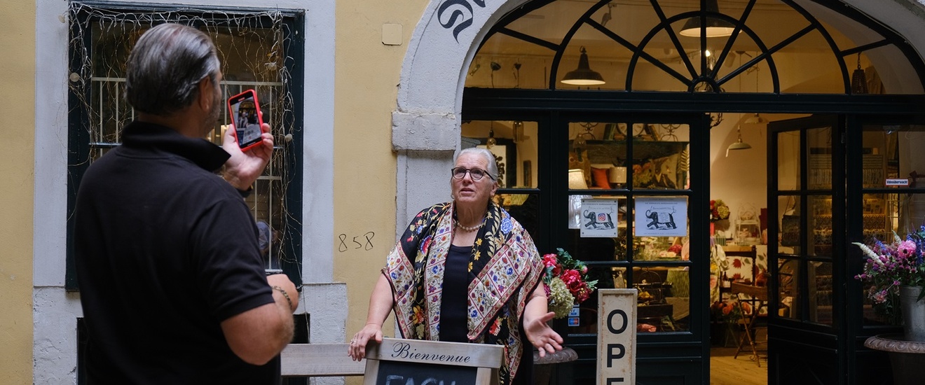 Dieter Steup filmt Veronika Eichinger vor ihrem Geschäft