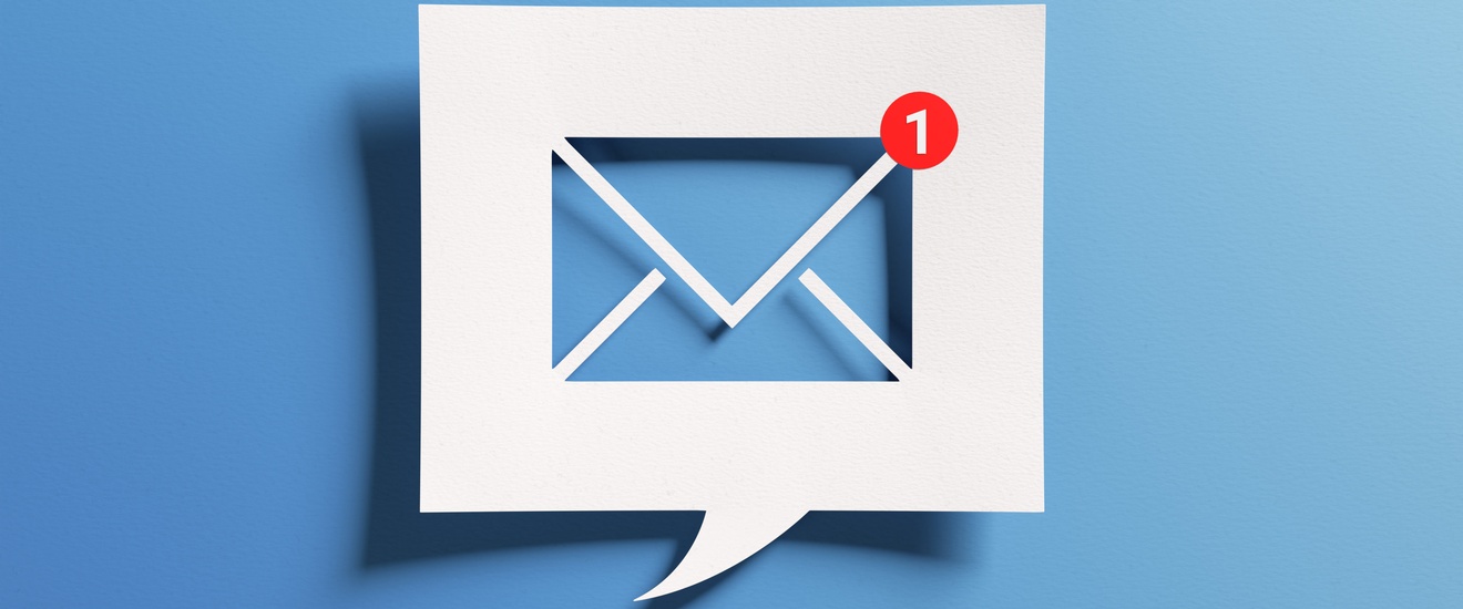 Symbol einer Nachricht mit Benachrichtigung einer neuen Nachricht mit roter Nummer eins in einer eckigen Sprechblase vor einem blauen Hintergrund
