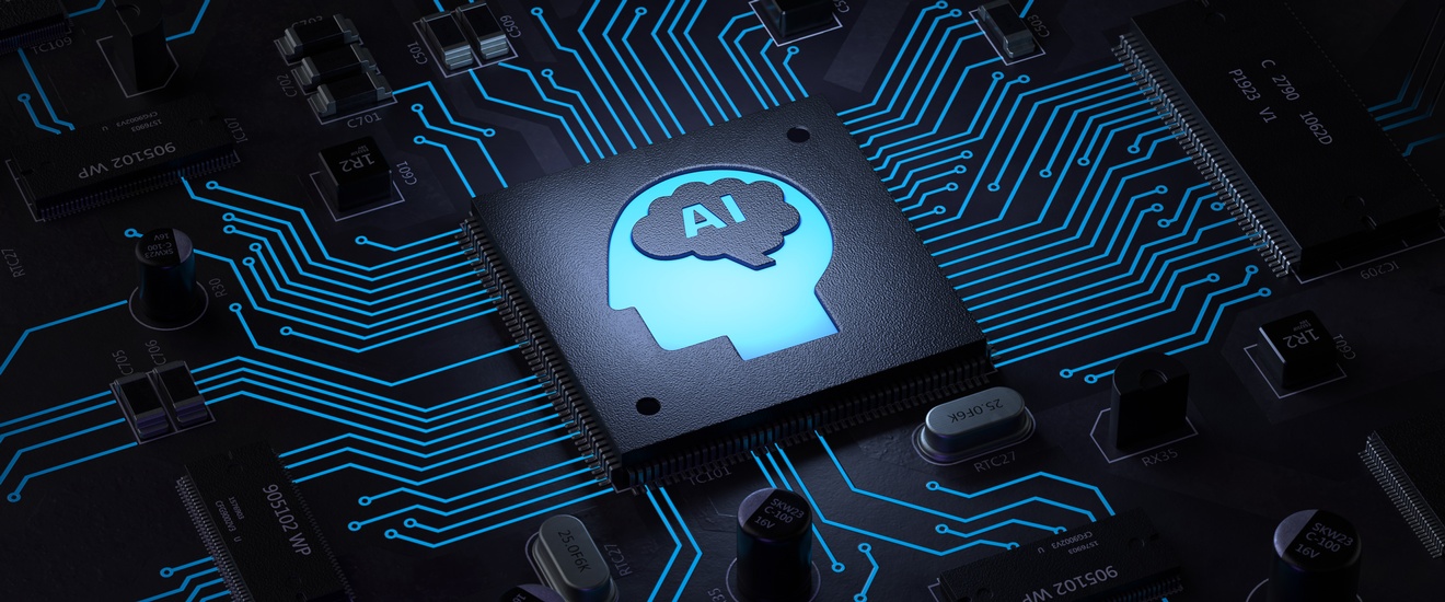 Grafische Darstellung einer Computerplatine, im Zentrum Umriss eines Kopfes in dem Gehirn mit Schriftzug AI abgebildet ist