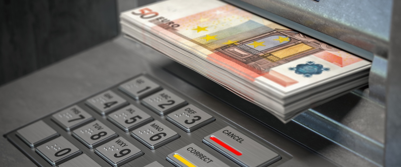Mehrere 50 Euro Geldscheine werden von einem Geldautomaten ausgegeben