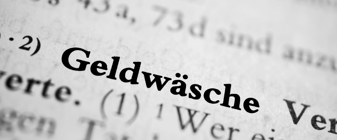 Close-up des Wortes Geldwäsche aus einem Gesetzestext