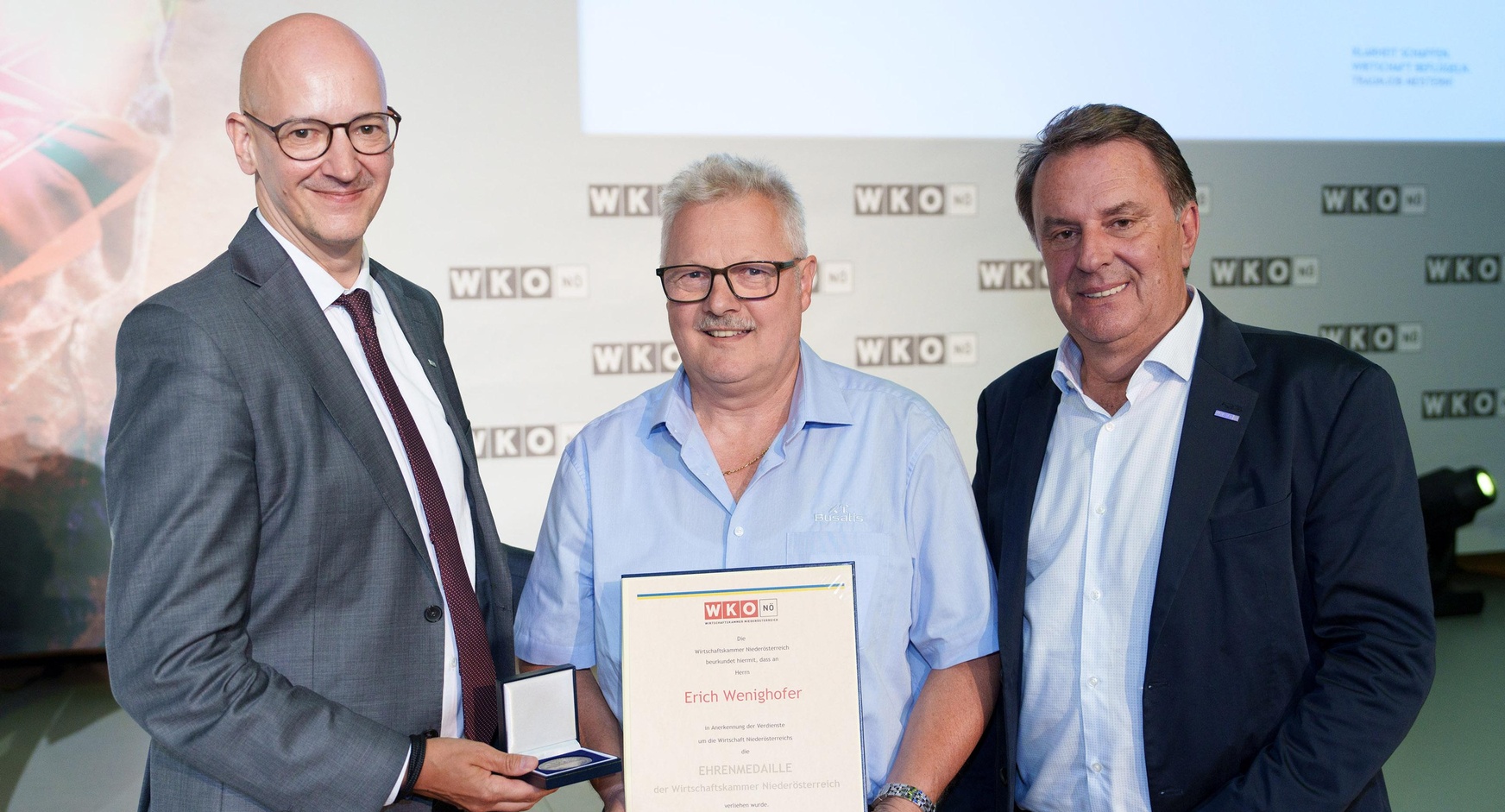 WKNÖ-Direktor Johannes Schedlbauer (l.) und WKNÖ-Präsident Wolfgang Ecker (r.) überreichten Erich Wenighofer die Ehrenmedaille der Wirtschaftskammer NÖ.