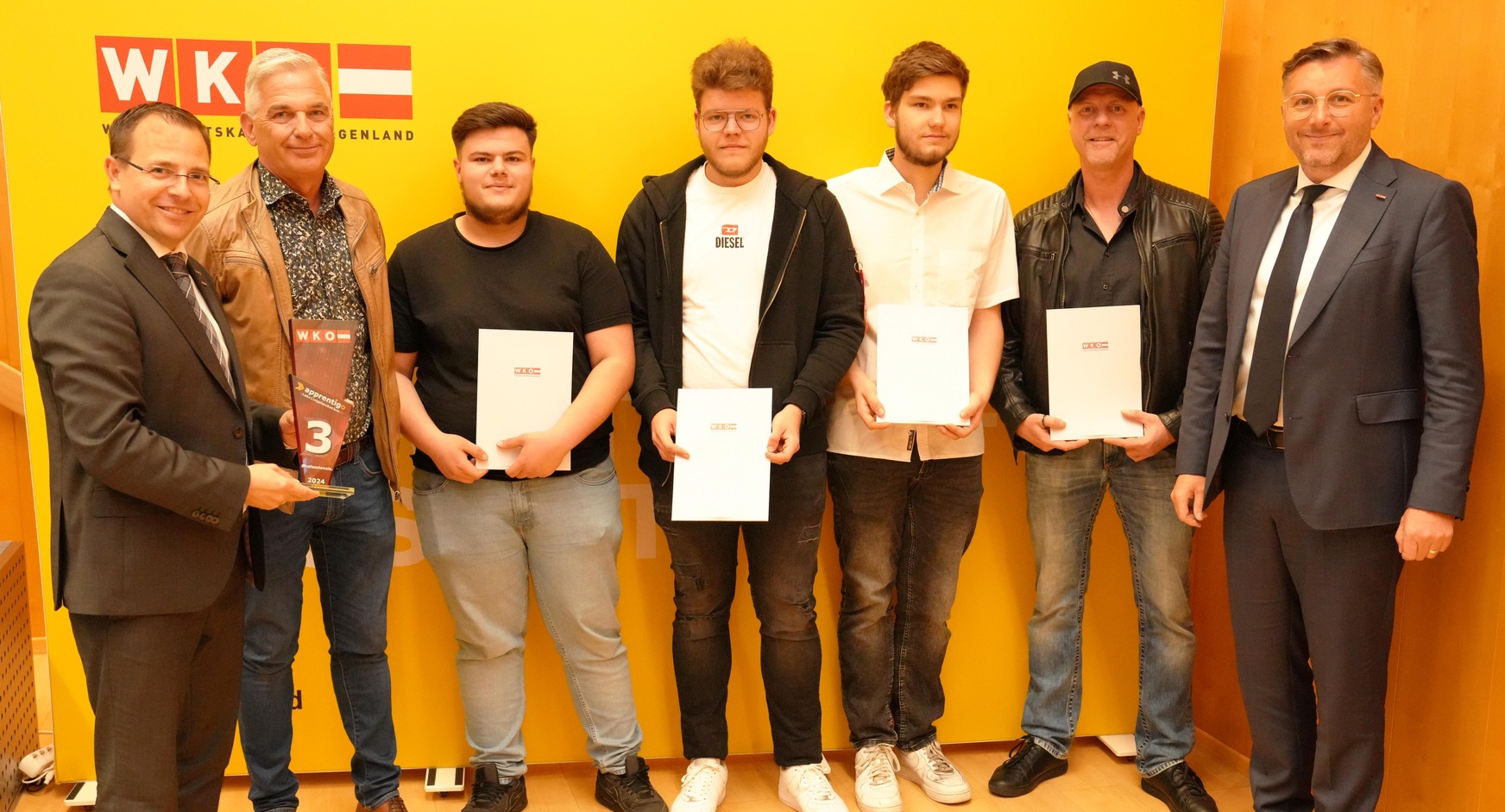 3. Platz „Professionals“: Wirtschaftskammerpräsident Andreas Wirth, Geschäftsführer Gerald Aigner, die Lehrlinge Shklqim Berishaj, Matthias Marchhart und Eric Wittmann, Lehrlingsausbilder Andreas Wittmann von der AIGNER Stahlbau – Verkehrstechnik GmbH (Pöttelsdorf) und Wirtschaftskammerdirektor Harald Schermann (v. l.).