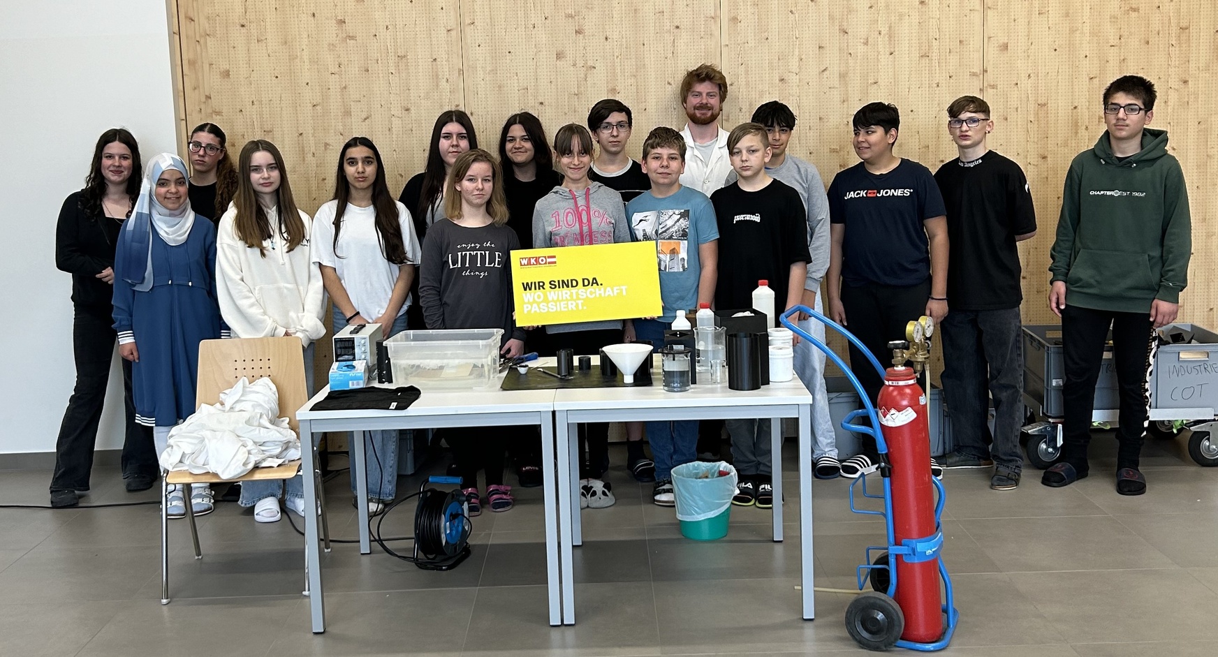 Vortragender Matthias Bergthaler mit Schülerinnen und Schülern der 3b-Klasse der Mittelschule Neudörfl. // Foto © WKB