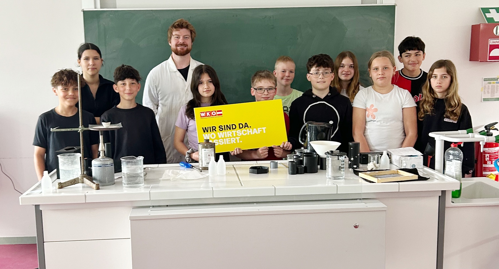 Vortragender Matthias Bergthaler mit Schülerinnen und Schülern der 2c-Klasse der Sportmittelschule Oberschützen. // Foto © WKB