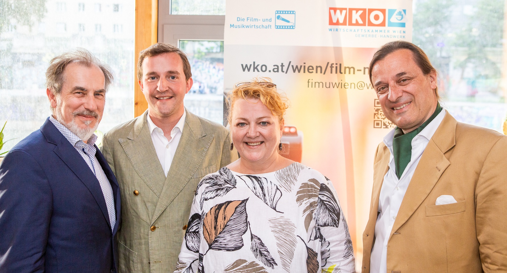 4 Menschen beim Sommerempfang der Fachvertretung Wien Film- und Musikwirtschaft am Badeschiff 