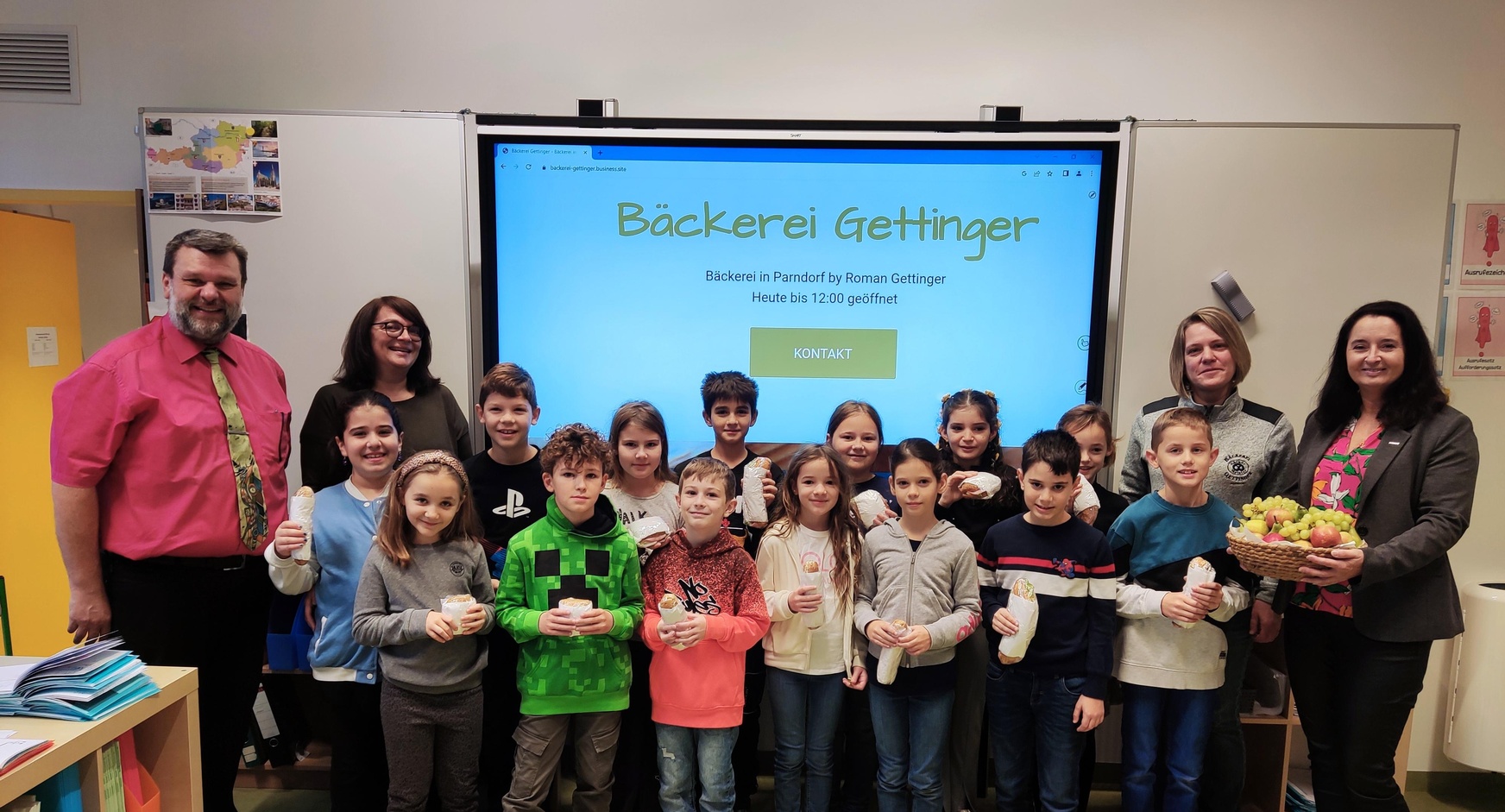 Die Gewinner: Die 3b Klasse der Volksschule Parndorf mit VS-Direktor Stefan Bunyai (l.), Lehrerin Christina Landauer (2. v. l.), Evelyne Gettinger (2. v. r.) und Fachgruppengeschäftsführerin des Lebensmittelgewerbes Claudia Scherz (r.).