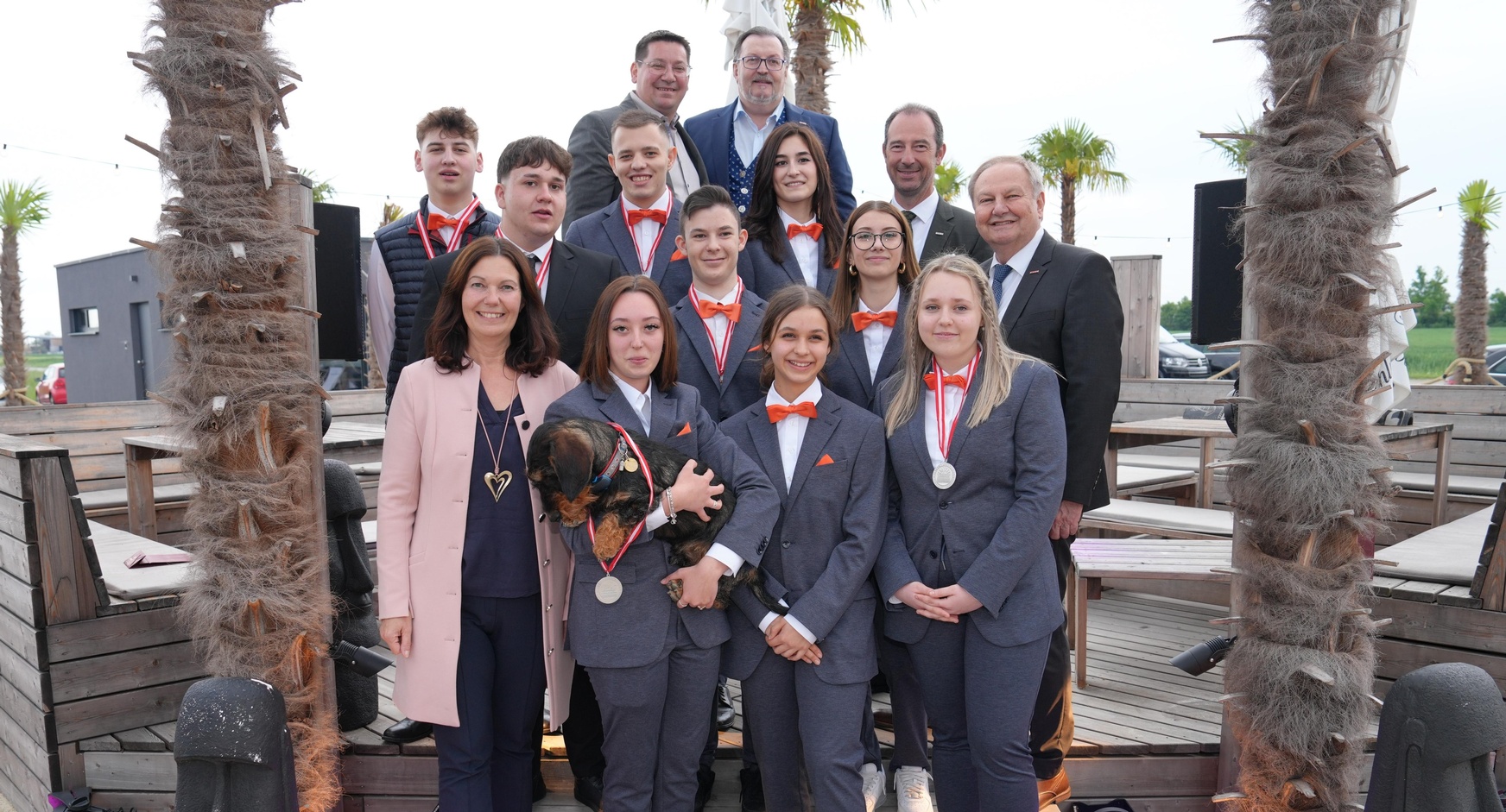 1. R. v. l.: Melanie Eckhardt (WK-Regionalstellenobfrau Mattersburg), Leyla Szakacs, Leona Kainz, Sara Buchegger; 2. R. v. l.: Adrian Unger, Jermaine Ugrinovich, Magdalena Würtz und KommR Helmut Tury (Landesobmann der Sparte Tourismus und Freizeitwirtschaft); 3. R. v. l.: Maximilian Buzanich, Daniel Laczkovits, Leoni Wipplinger, Mario Pulker (Bundesobmann der Sparte Tourismus und Freizeitwirtschaft); ganz hinten v. l.: Matthias Mirth (Landesspartenobmann-Stv.) sowie Franz Perner (Landesspartengeschäftsführer).