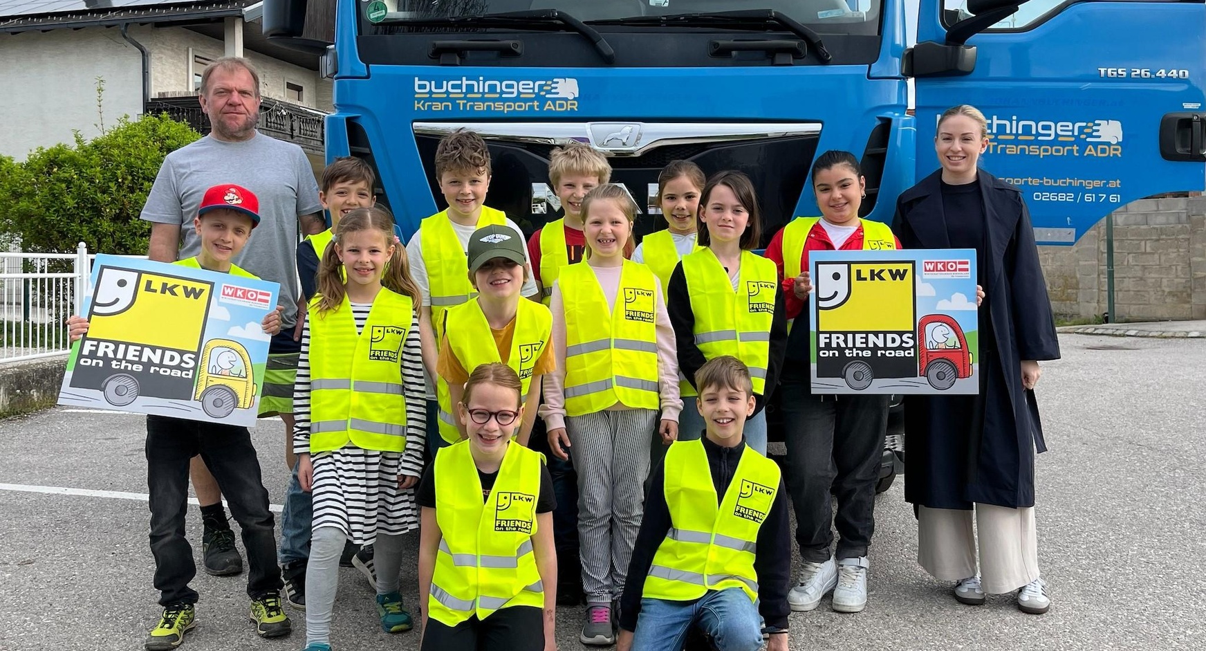 Klassenlehrerin Hannah Vukovich (r.) und Lkw-Fahrer Roland Havlicek (l.) mit den Kindern der 3. Klasse der Volksschule Müllendorf.