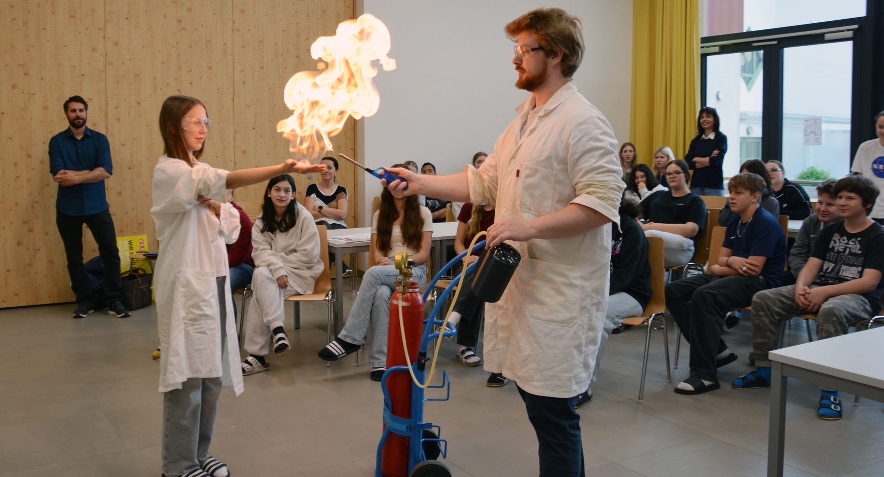 Vortragender Matthias Bergthaler mit Marie Maszlovits von der 3a-Klasse der Mittelschule Neudörfl. // Foto © WKB