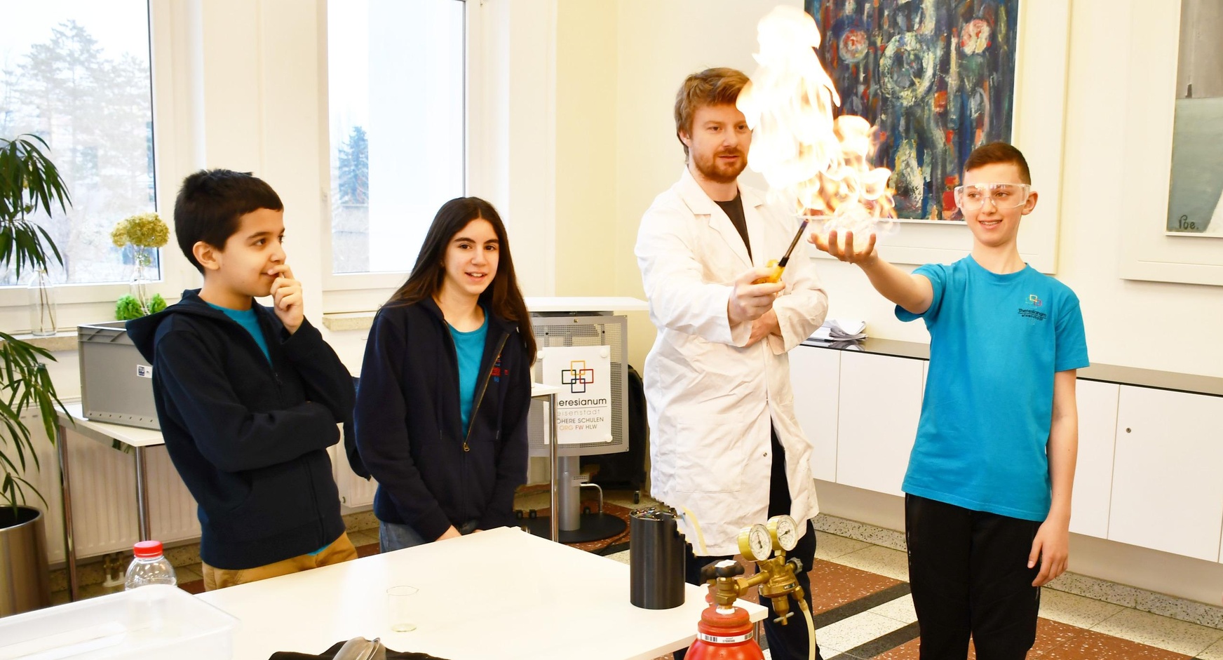 „Schule trifft Industrie“ bei einem der ersten Termine im Theresianum Eisenstadt: Jakob Fleischhacker, Clara Derboghossian, Vortragender Matthias Bergthaler und Dominik Erdt (v. l.).