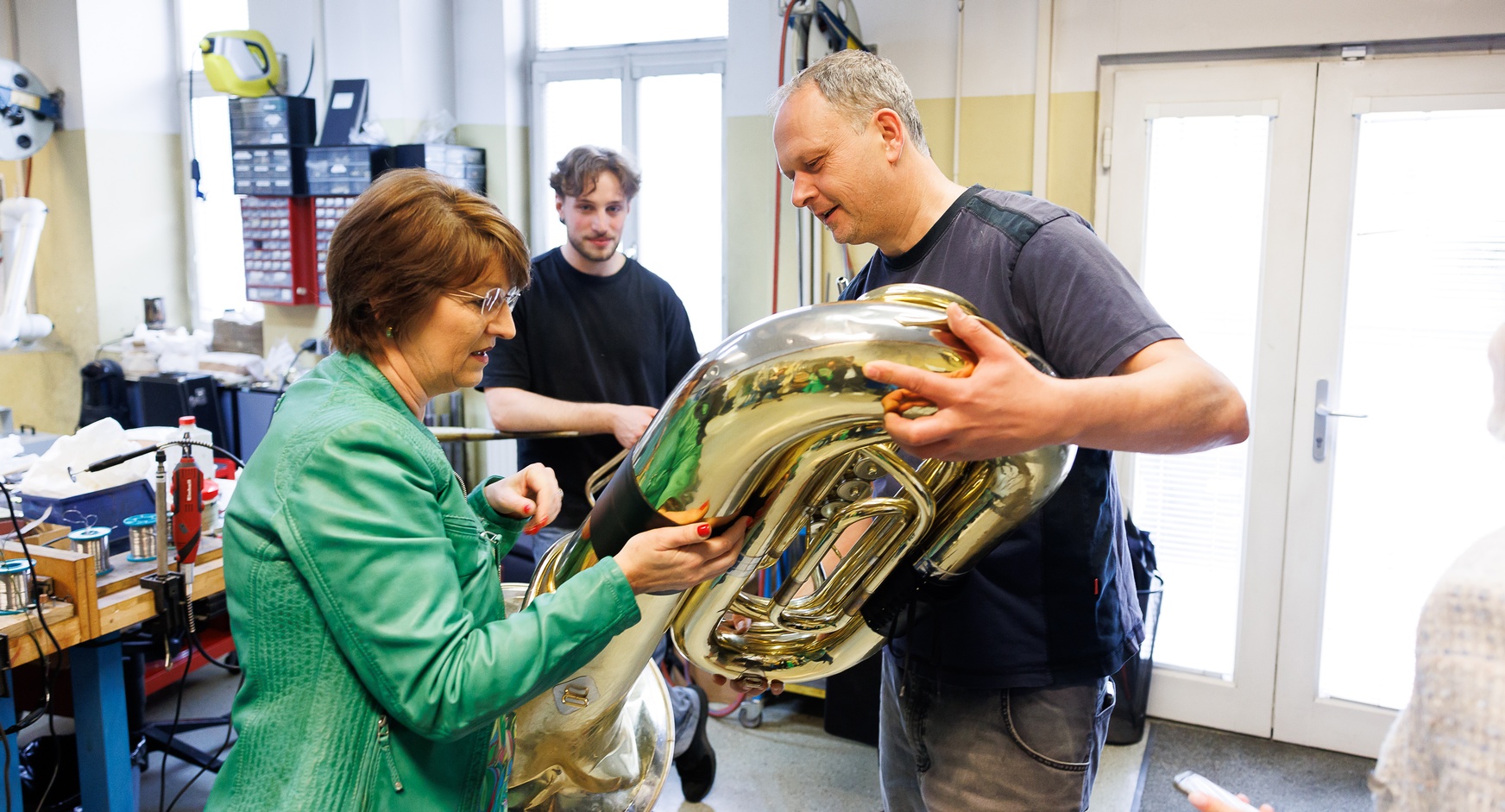 v.l.n.r. Gabriel Haidegger, im ersten Lehrjahr für Blechblasinstrumente, spielt Trompete. Maria Neumann, Spartenobfrau Gewerbe und Handwerk. Daneben steht Moritz Himsl, ebenfalls im ersten Lehrjahr, der das Euphonium beherrscht. Georg Stadler, aus Vorarlberg, befindet sich im zweiten Lehrjahr für Holzblasinstrumente. Thomas Votruba, der Leiter der Werkstätte, spielt Bariton.