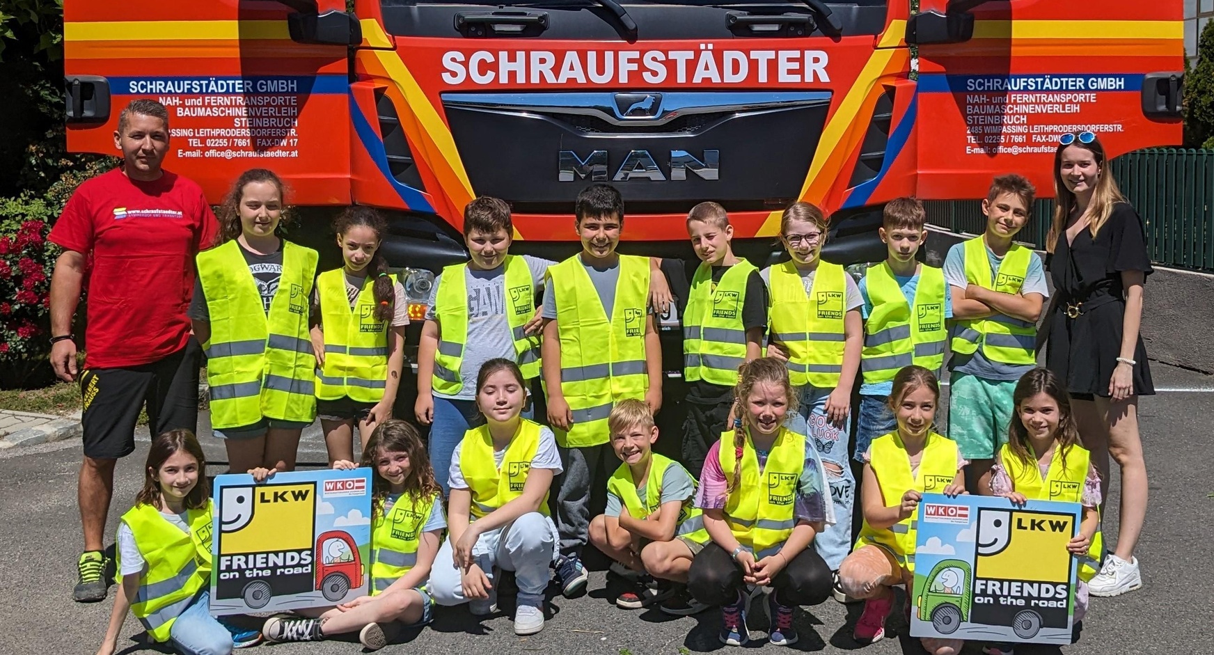 Klassenlehrerin Lara Jäger und Lkw-Fahrer Markus Tibor mit den Kindern der 3. Klasse der Volksschule Wimpassing. 