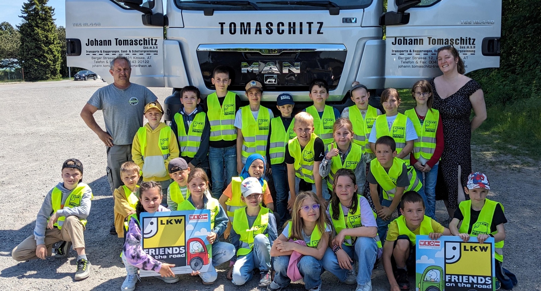 Lkw-Fahrer Bernd Götz und Klassenlehrerin Julia Tschida mit den Kindern der 3a-Klasse der Volksschule Kittsee. // Foto © WKB 