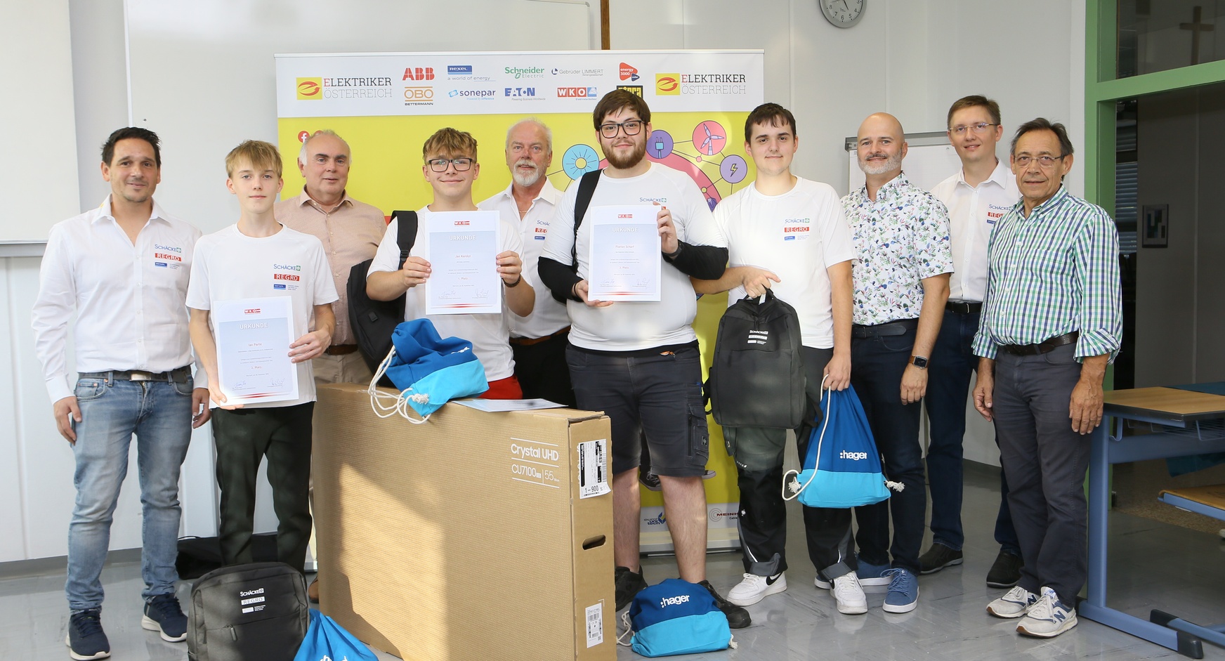 Bernd Schiller (Lehrer), Ian Parthe (2. Platz), Karl Tinhof (Fachgruppengeschäftsführer), Jan Karoly (1. Platz), Franz Reichart (Lehrlingswart), Florian Scharf (3. Platz), Andreas Zotter (4. Platz) Schulleiter Georg Krammer, Christian Rauscher (Lehrer) und Franz Hess (LIM-Stv.) (v. l.). 