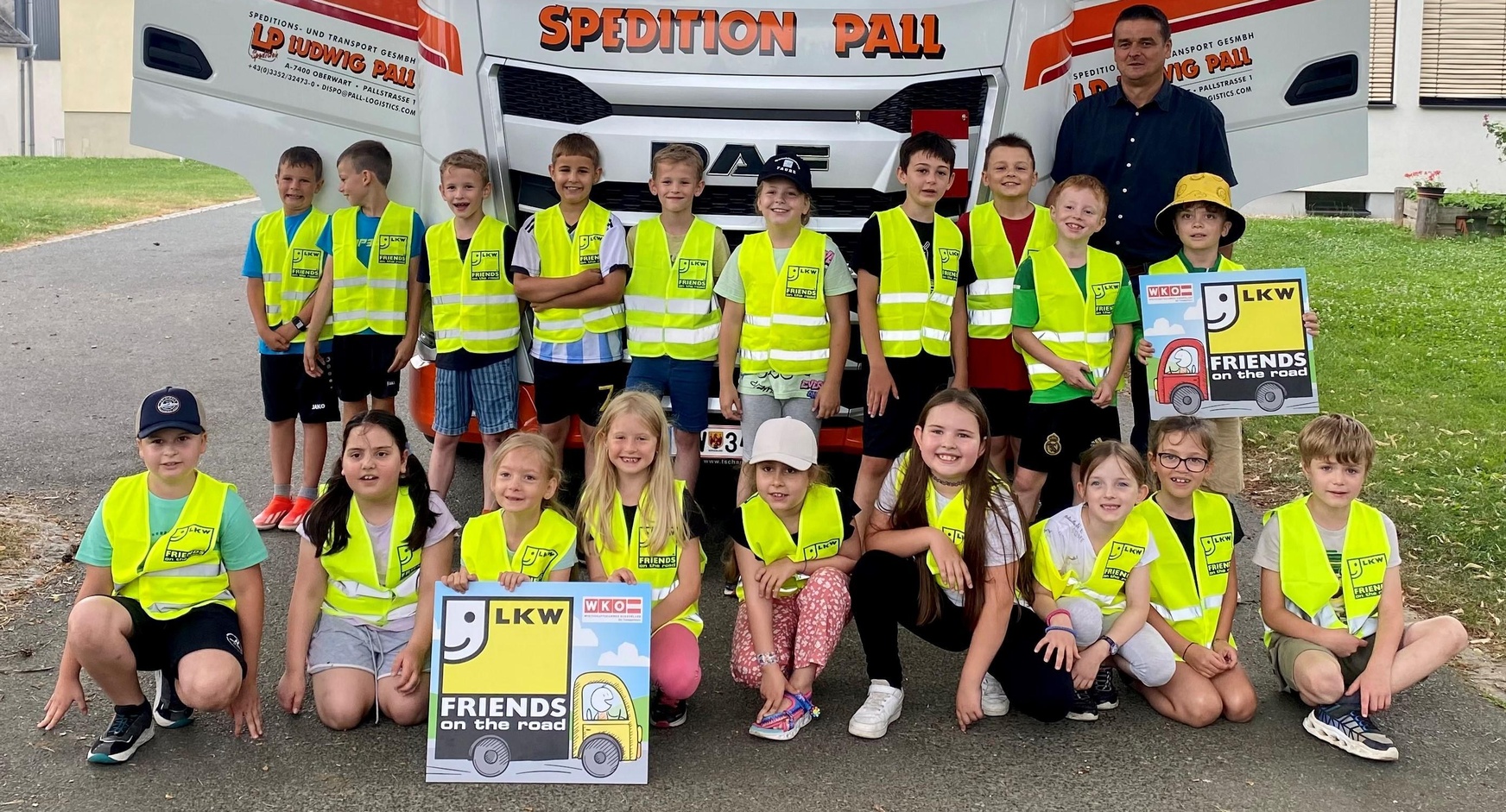 Lkw-Fahrer Peter Varga mit den Kindern der Volksschule Weiden bei Rechnitz. 