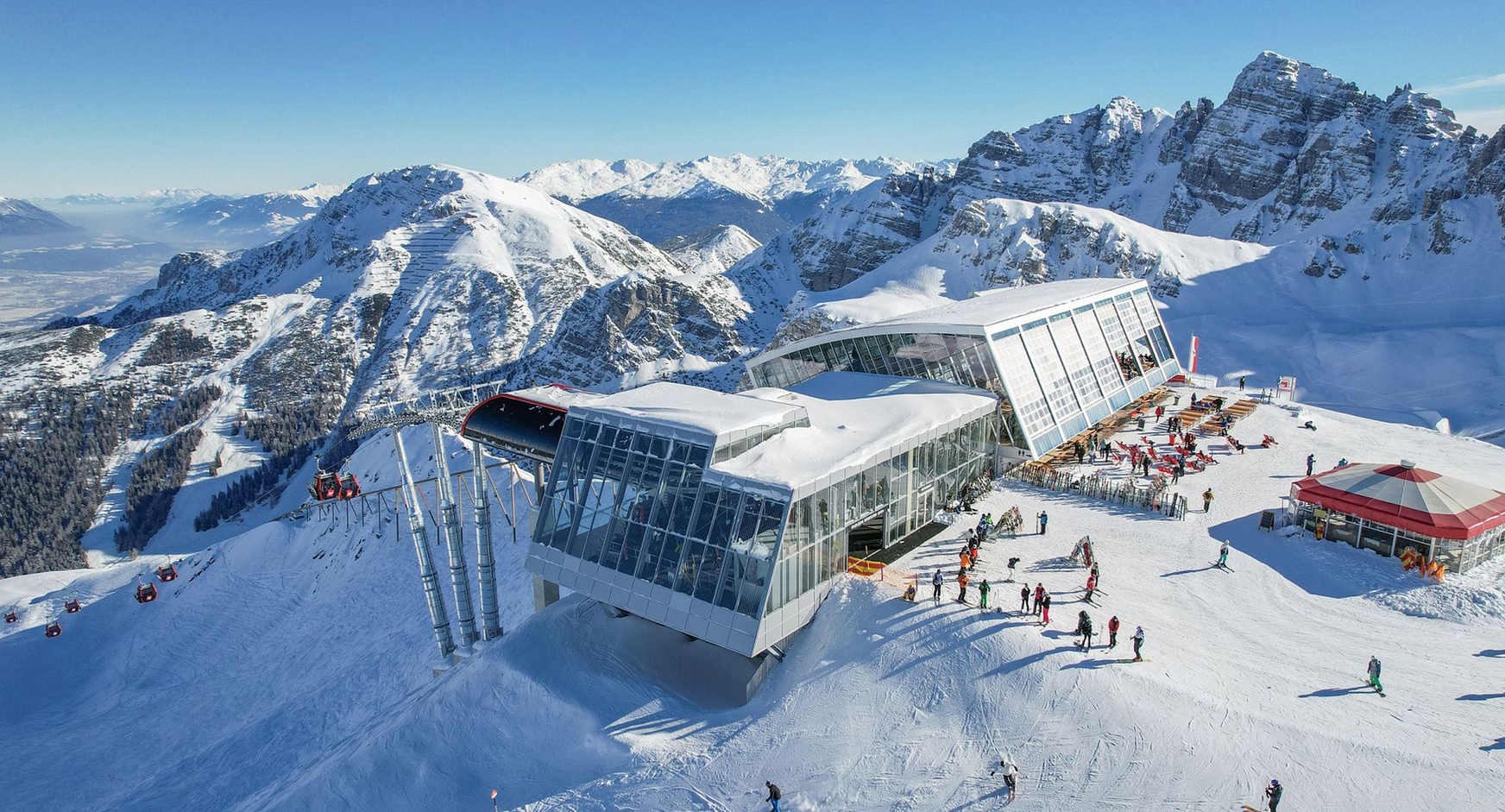 Seilbahnstation in Winter