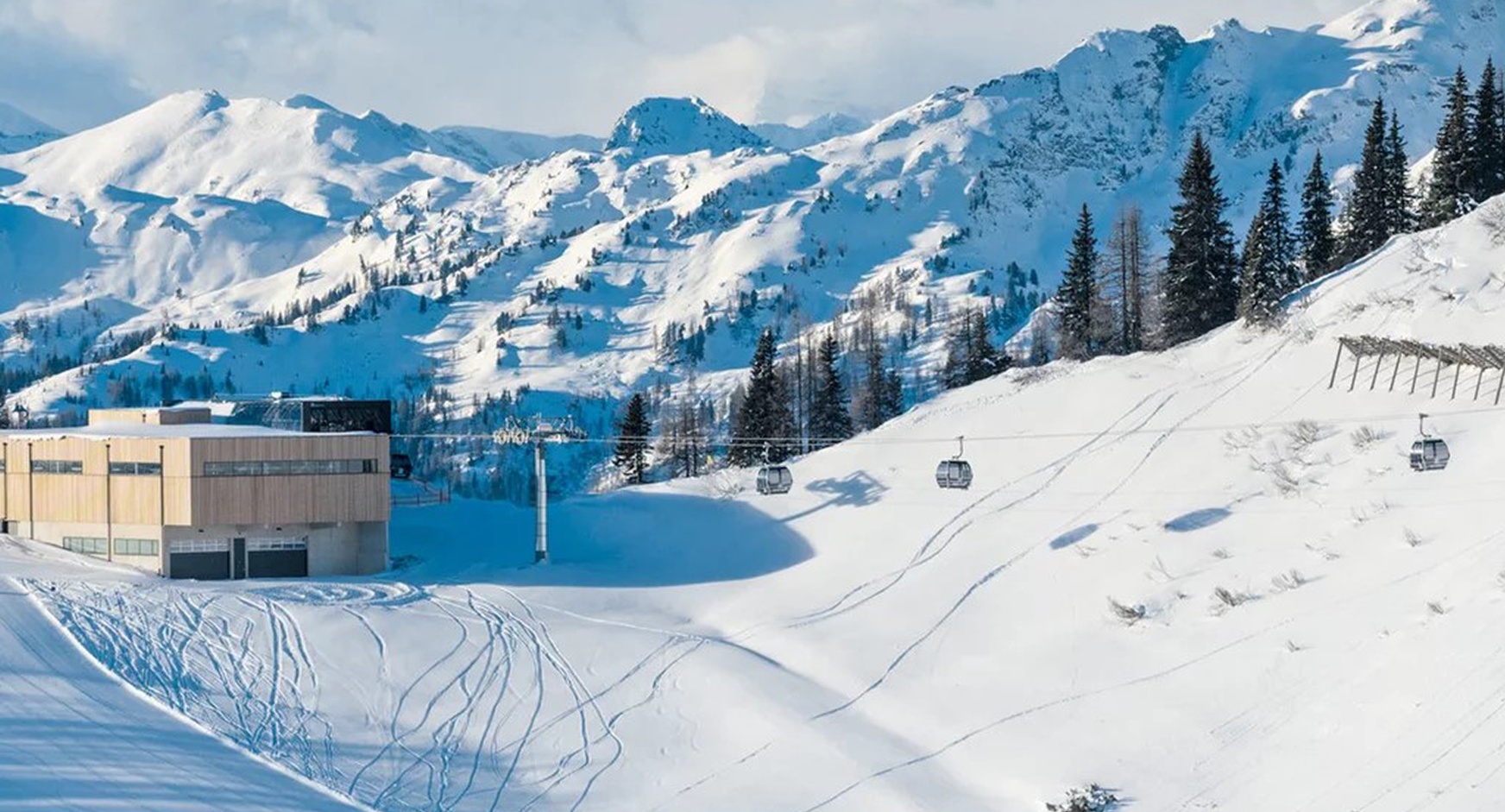 Seilbahn-Statation und Schnee-Landschaft