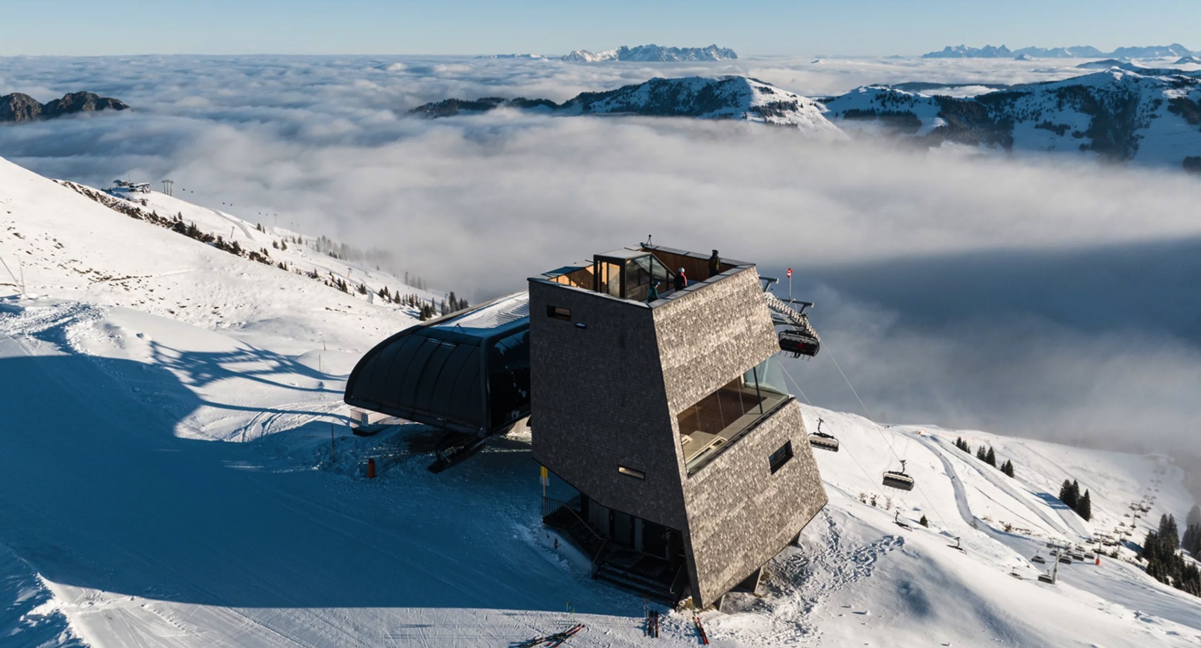 Sessellift-Station - Wolken, Berge