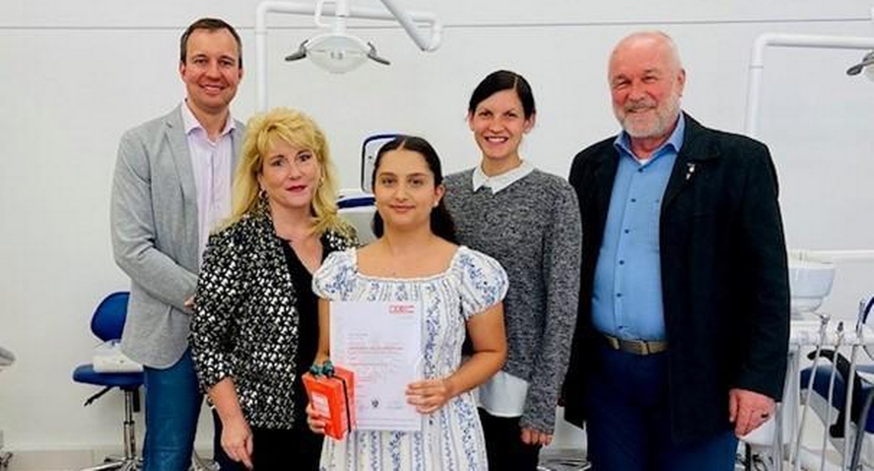 Dr. Andreas Steiner (Landeszahnärztekammer Burgenland), Petra Bischof-Oswald (Obmann-Stv. der Fachgruppe Personenberatung und Personenbetreuung), Alina Haslinger, Rebecca Bauer (AK) und Dr. Ernst Reicher (Präsident Landeszahnärztekammer Burgenland).