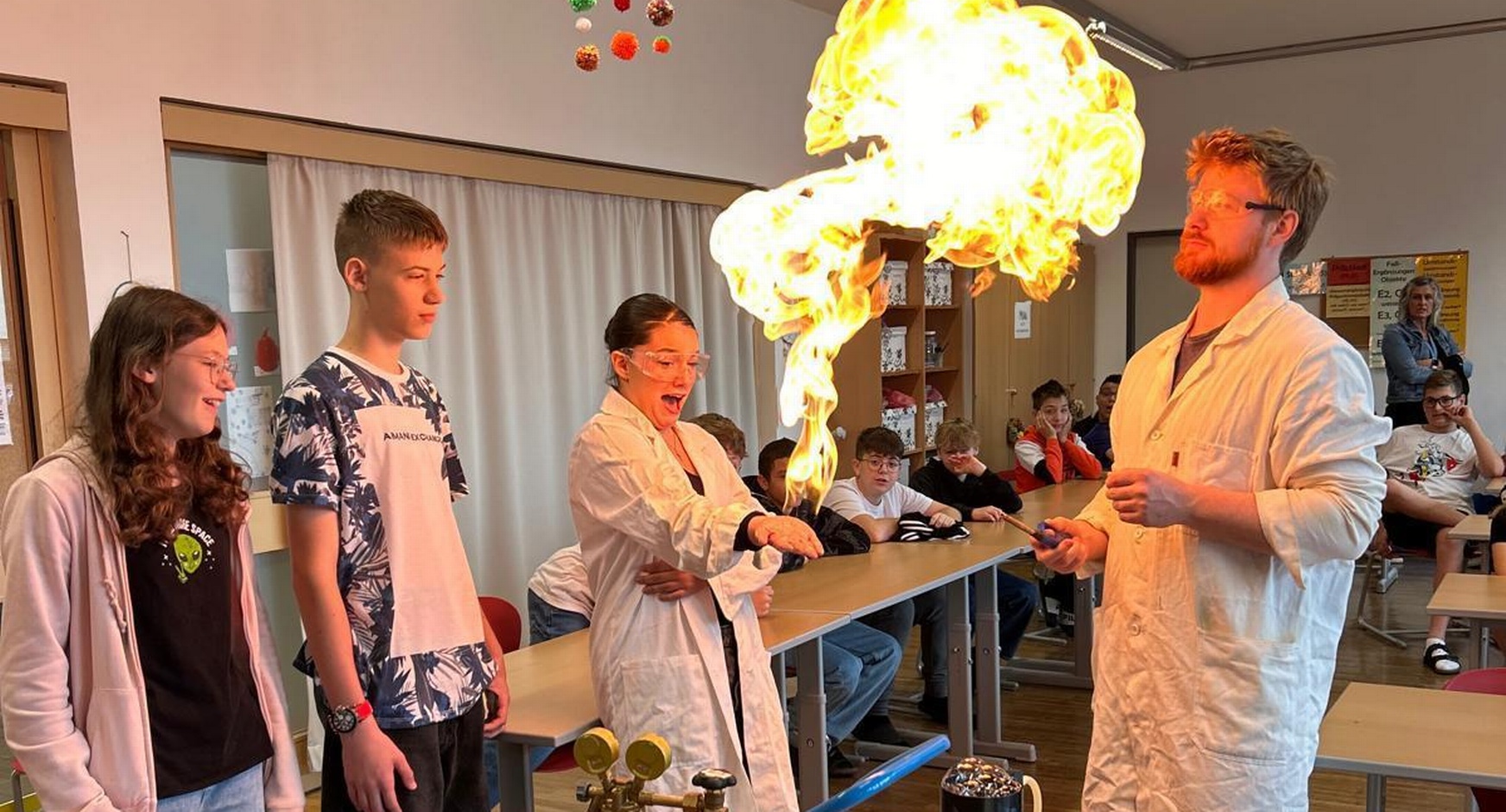 Vortragender Matthias Bergthaler (r.) mit Ann-Katrin Starkmann, Leonard Katona und Luca Flora Ambrus von der 3a-Klasse der Mittelschule Zurndorf (v. l.). 