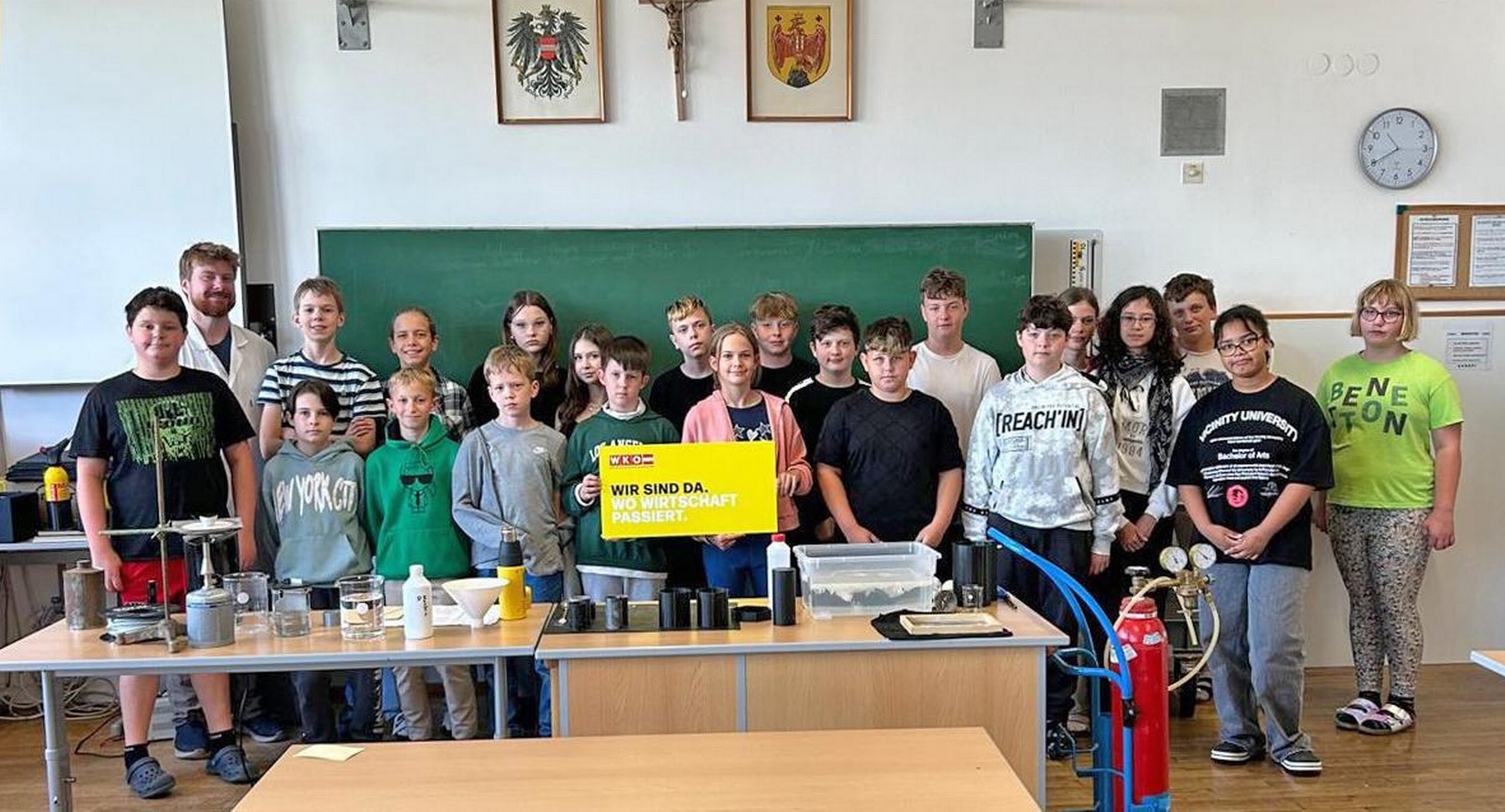 Vortragender Matthias Bergthaler mit Schülerinnen und Schülern der 2b-Klasse der Mittelschule Zurndorf. 