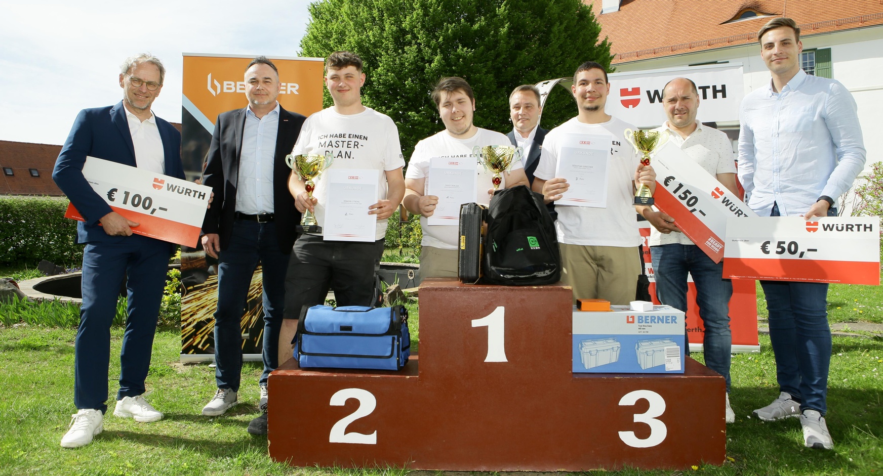 3. Lehrjahr: Wilhelm Pfeiffer (Leiter Berufsschule Pinkafeld), Thomas Kornfeind (Fachgruppengeschäftsführer der Tischler und Holzgestalter Burgenland), der Zweitplatzierte Dominik Streng (Neudörfler Office Systems), Sieger David Domjan (Berufsförderungsinstitut Oberwart), Christoph Grünwald (Landesinnungsmeister), der Drittplatzierte Sebastian Griecher (Lehrbetrieb Schütz), Harald Honigschnabel (Landeslehrlingswart) und Eric Kandlhofer von der Firma Würth (v. l.). 