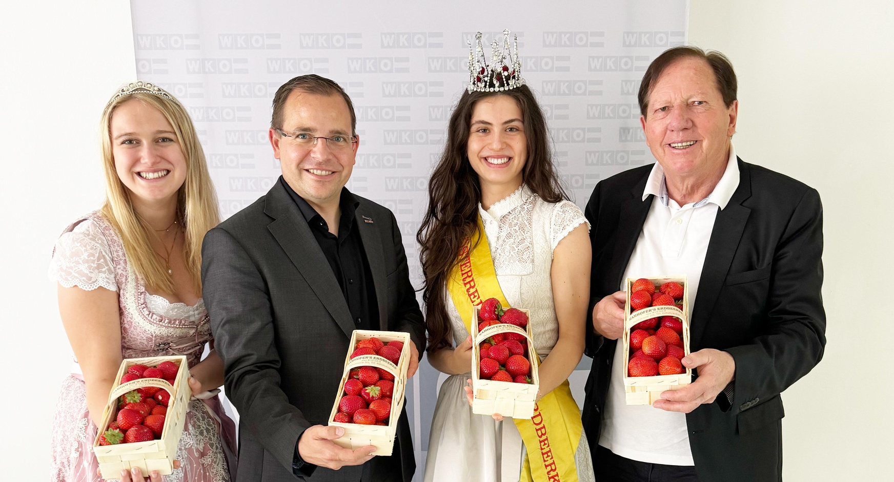 Erdbeerprinzessin Elisa I., Wirtschaftskammerpräsident Andreas Wirth, Erdbeerkönigin Amelie I. und Wiesens Bürgermeister Matthias Weghofer (v. l.). 