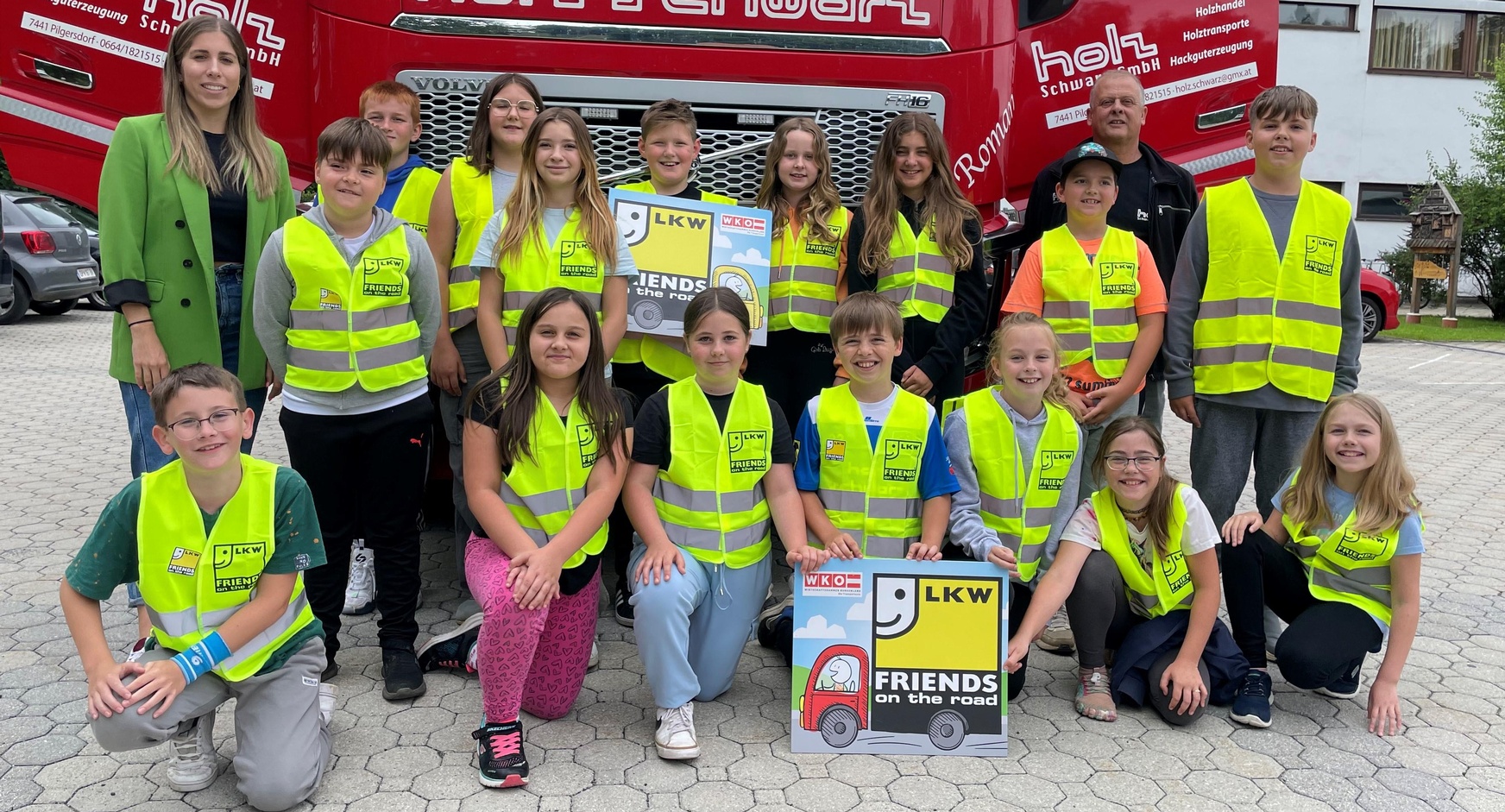 Klassenlehrerin Julia Frühstück und Lkw-Fahrer Roman Paukovitz mit den Kindern der 4. Klasse der Volksschule Lockenhaus. 