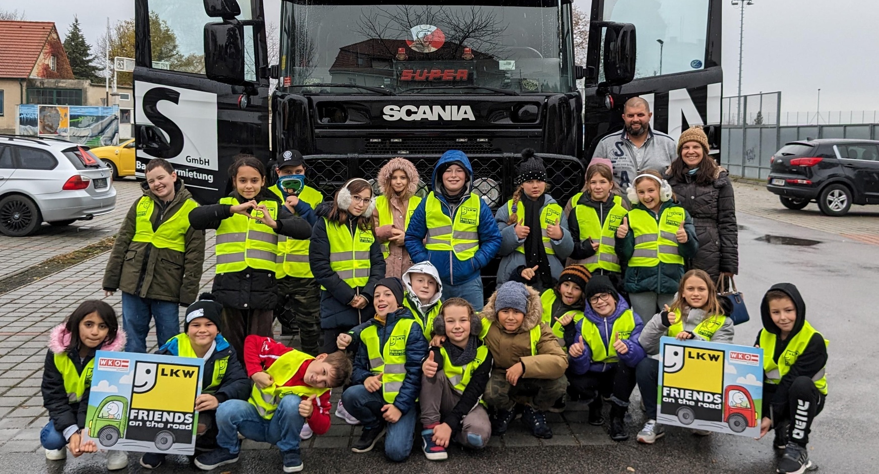 Klassenlehrerin Sabine Kain und Transportunternehmer Daniel Schneider mit den Kindern der 4b Klasse der Volksschule Neufeld.