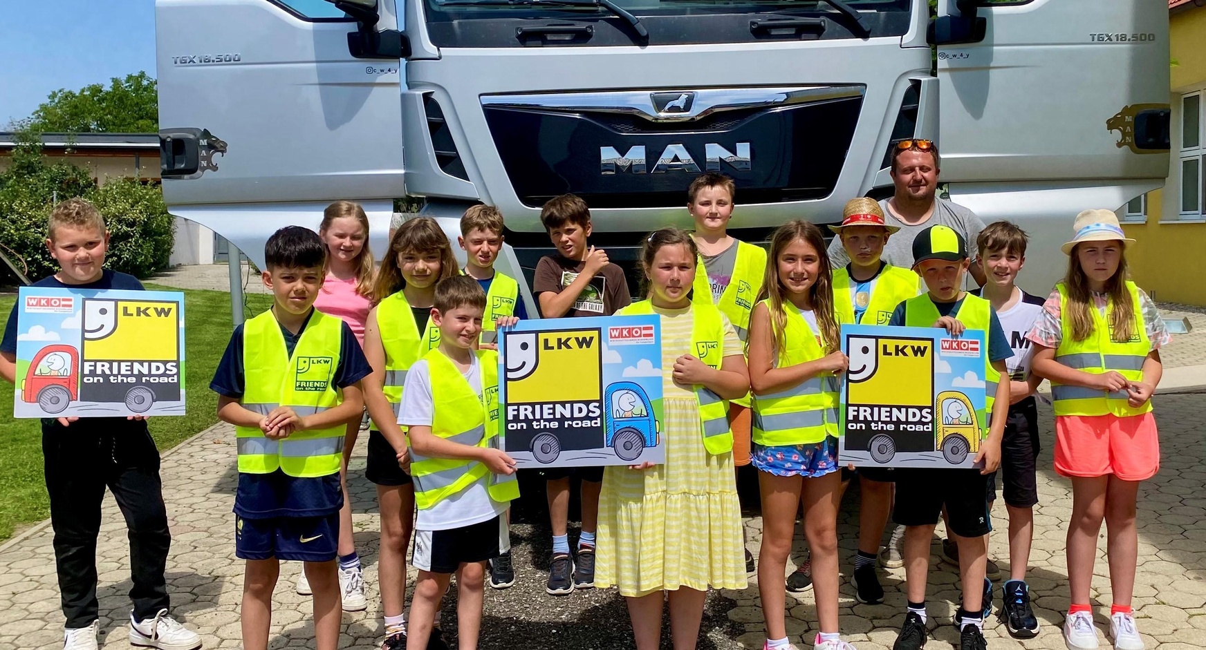 Transportunternehmer Patrick Stinakovits mit den Kindern der  3. und 4. Klasse der Volksschule Unterfrauenhaid. 