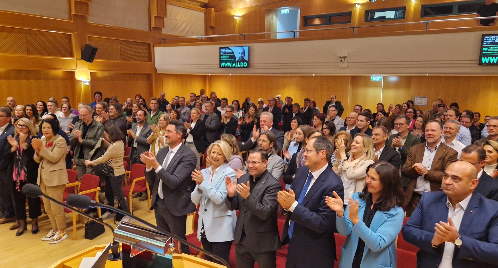 Standing Ovations für Ali Mahlodji am Pannonischen Handelstag. 