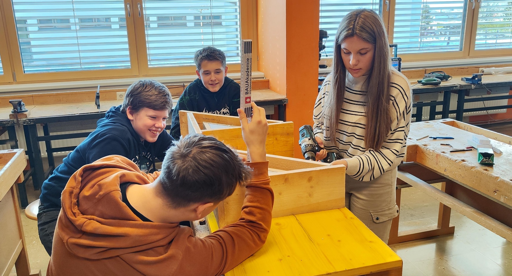 Die Schüler beim Anfertigen der vier Blumentöpfe. 