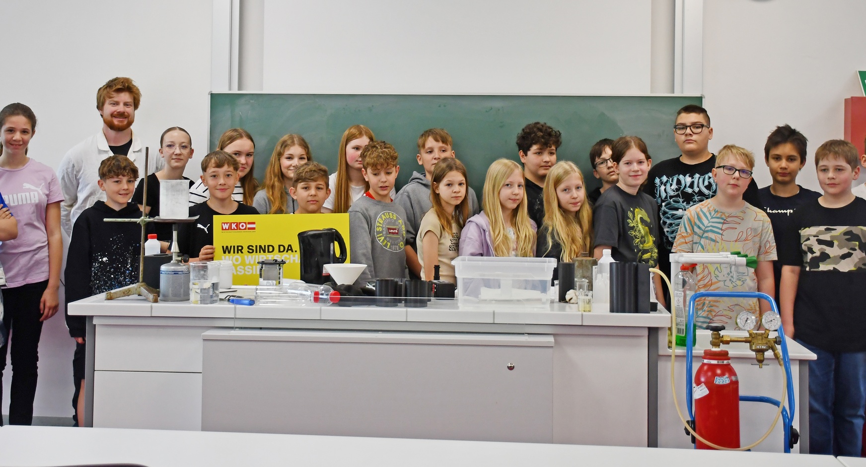 Vortragender Matthias Bergthaler mit Schülerinnen und Schülern der 2a-Klasse der Sportmittelschule Oberschützen. // Foto © WKB 