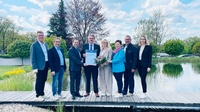 Roman Eder (WK-Regionalstellenobmann Güssing), KommR Franz Hess (Obmann des Landesgremiums des Elektro- und Einrichtungsfachhandels), Wirtschaftskammerpräsident Andreas Wirth, KommR Gerald Gurdet, Gattin Manuela, KommR Herta Walits-Guttmann (Frau in der Wirtschaft Bezirksvorsitzende Güssing), Josef Kropf (WK-Regionalstellenobmann Jennersdorf) und Katharina Bagdy (WK-Regionalstellenleiterin Jennersdorf) (v. l.). 