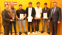 3. Platz „Professionals“: Wirtschaftskammerpräsident Andreas Wirth, Geschäftsführer Gerald Aigner, die Lehrlinge Shklqim Berishaj, Matthias Marchhart und Eric Wittmann, Lehrlingsausbilder Andreas Wittmann von der AIGNER Stahlbau – Verkehrstechnik GmbH (Pöttelsdorf) und Wirtschaftskammerdirektor Harald Schermann (v. l.).