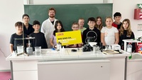 Vortragender Matthias Bergthaler mit Schülerinnen und Schülern der 2c-Klasse der Sportmittelschule Oberschützen. // Foto © WKB