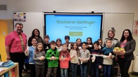 Die Gewinner: Die 3b Klasse der Volksschule Parndorf mit VS-Direktor Stefan Bunyai (l.), Lehrerin Christina Landauer (2. v. l.), Evelyne Gettinger (2. v. r.) und Fachgruppengeschäftsführerin des Lebensmittelgewerbes Claudia Scherz (r.).