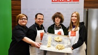 Konditormeisterin Gabi Weinreich, Schülerin Sarah Morawitz, WK-Präsident Andreas Wirth und Siegerin Angelina Radionova (v. l.). 