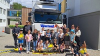 Klasse vor LKW