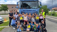 Klasse vor LKW