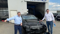 Als besonderes Service gab es für Tour-Besucher eine kostenlose Autowäsche, bei der auch schon einmal WK-Präsident Andreas Wirth und Autohaus-Geschäftsführer Erich Ermler jun. selbst Hand anlegten ... (v. l.). 