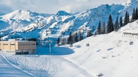 Seilbahn-Statation und Schnee-Landschaft