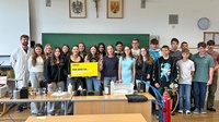 Vortragender Matthias Bergthaler mit Schülerinnen und Schülern der 3a-Klasse der Mittelschule Zurndorf. 