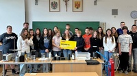 Vortragender Matthias Bergthaler mit Schülerinnen und Schülern der 3b-Klasse der Mittelschule Zurndorf. 