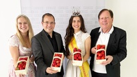 Erdbeerprinzessin Elisa I., Wirtschaftskammerpräsident Andreas Wirth, Erdbeerkönigin Amelie I. und Wiesens Bürgermeister Matthias Weghofer (v. l.). 