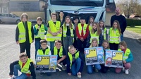 Klassenlehrerin Ulrike Rehling (hinten 4. v. l.)  und Transportunternehmer Andreas Schröck (hinten r.) mit den Kindern der Volksschule Grafenschachen.